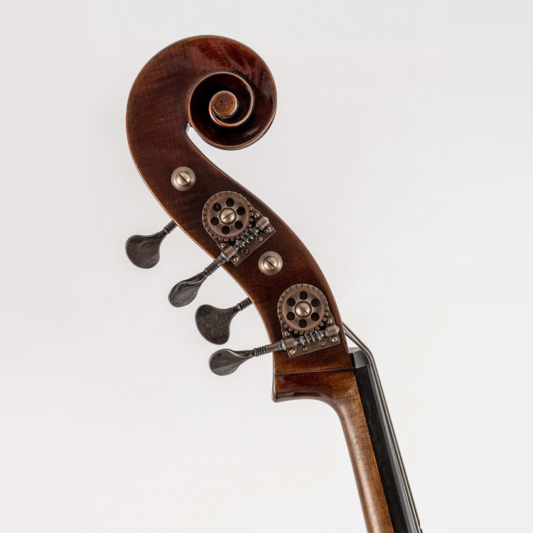 Detalle de la voluta de un contrabajo.