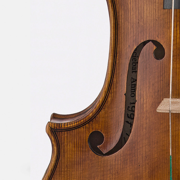Detalle de un violín potenciado con IA.
