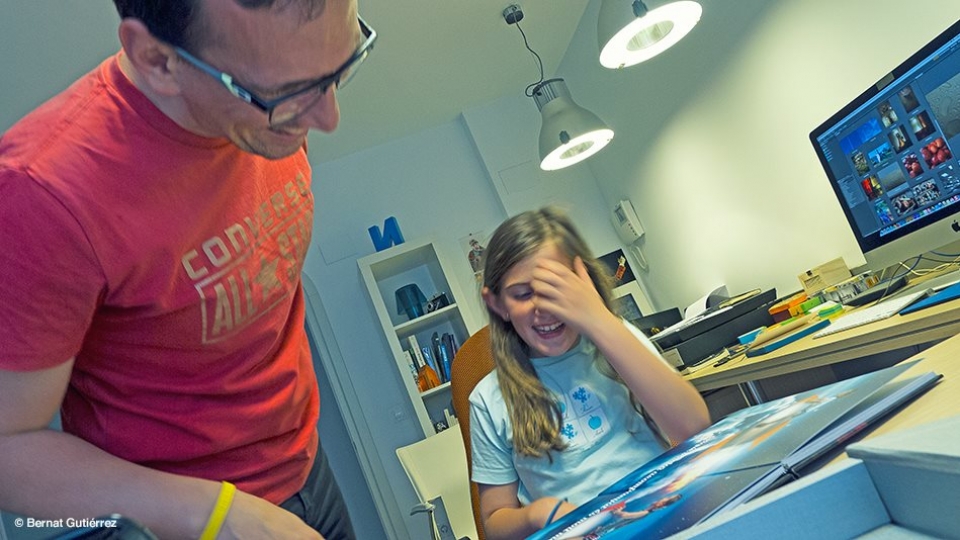 Maria Josep descobrint el seu àlbum familiar