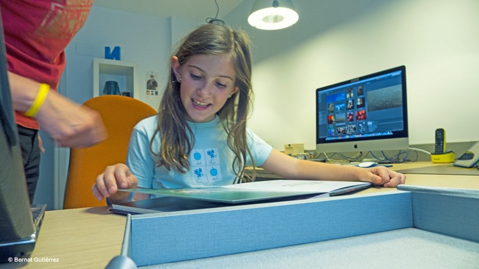 Maria Josep descobrint el seu àlbum familiar